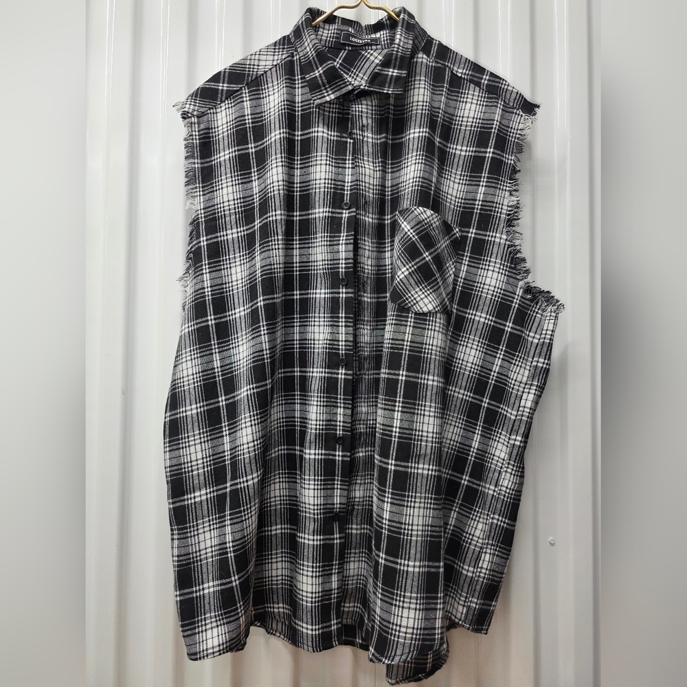 Black & White Plaid Sleeveless Button-Down Shirt